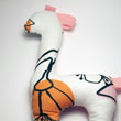 Una giraffa giocattolo di stoffa