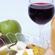 Tagliere di formaggi, frutta, miele e noci