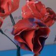 Un bouquet di rose rosse… con carta di giornale