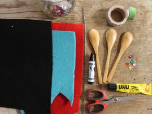 Re-Magi-con-cucchiai-di-legno-e-materiali-di-riciclo