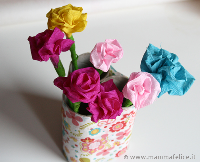vaso di fiori con rotoli carta igienica