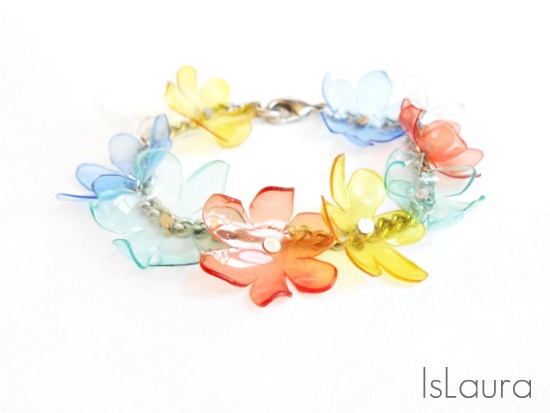 bracciale con fiori in plastica riciclata