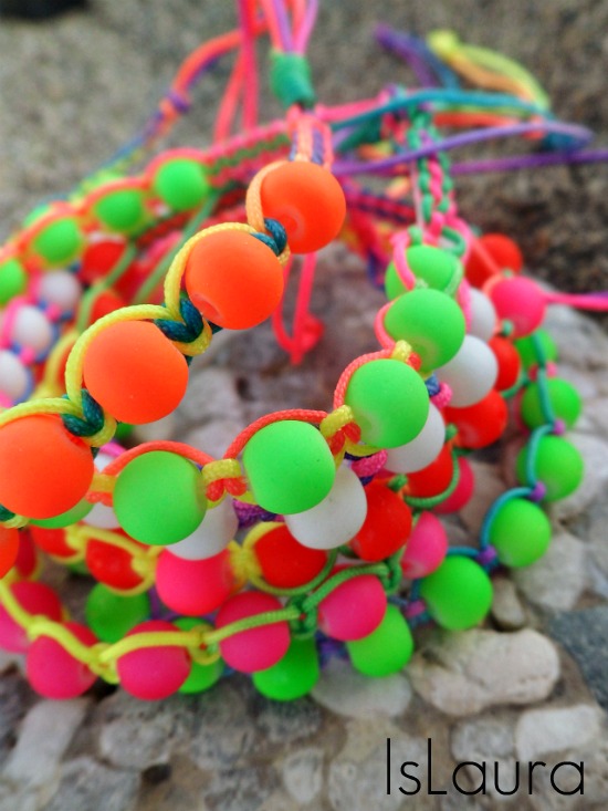 bracciale sfere colorate montate su cordini lavorati a macramè