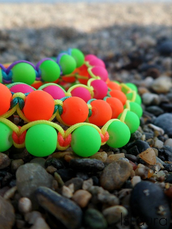 bracciale colorato con sfere e punti piatti
