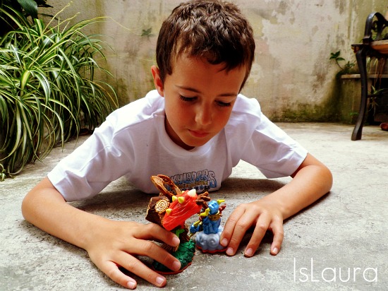 Bimbo che gioca con personaggi skylanders