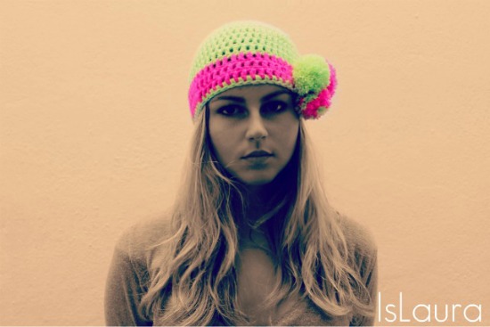 Cappello il lana a crochet e pon- pon