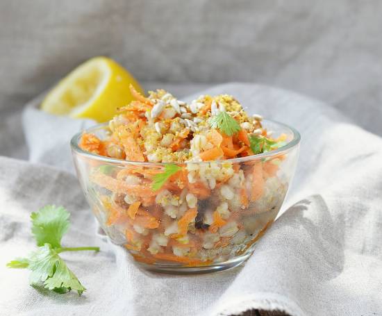 insalata-di-orzo-carote-mandorle