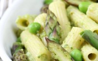 pasta-vegan-vegetariana-con-zucchine-asparagi-piselli