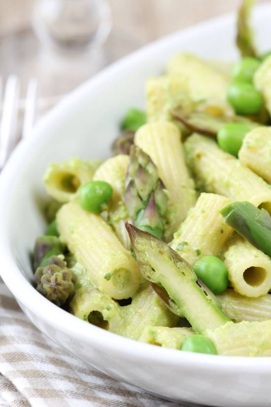 pasta-vegan-vegetariana-con-zucchine-asparagi-piselli