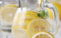 I benefici dell'acqua e limone al mattino a digiuno