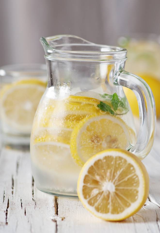bere acqua e limone a digiuno al mattino a colazione