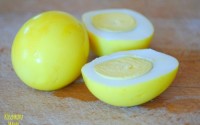 uova colorate con curcuma