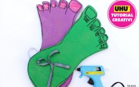 piedi di Hulk in cartone e piede grande bimba rosa