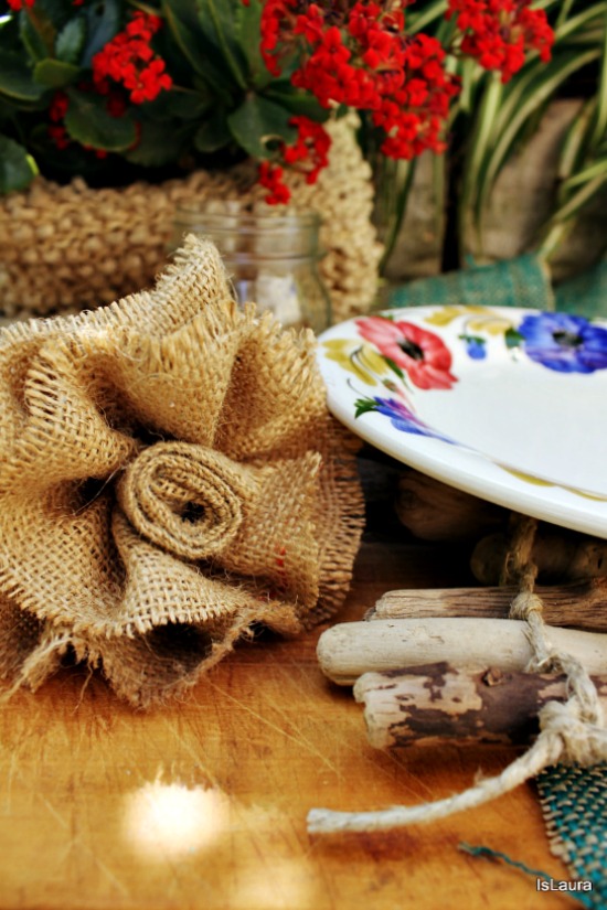 fiore con sacco di juta e sottopiatto con legnetti di mare