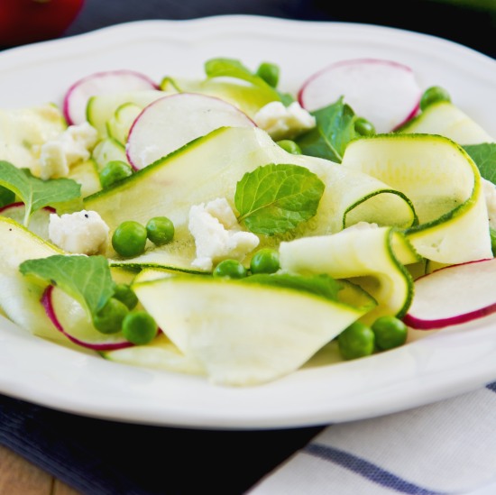 ricette-con-la-menta-carpaccio-zucchine-piselli-feta-ravanelli