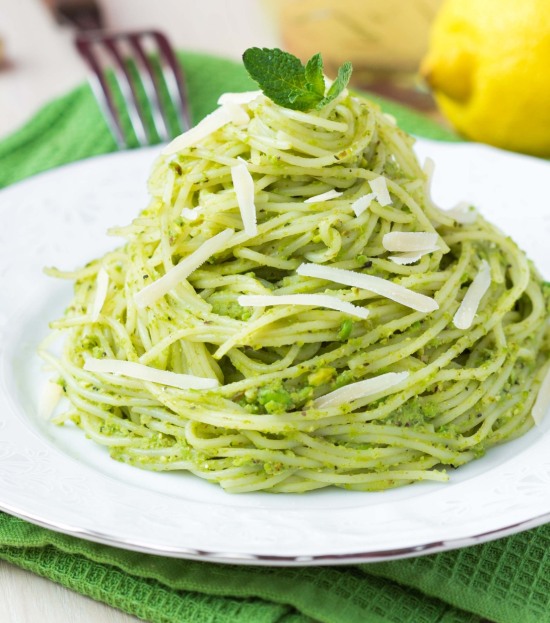 ricette-con-la-menta-spaghetti-pesto-pecorino-parmigiano-pinoli