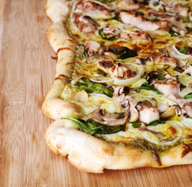 pizza-asparagi-funghi-champignons-rucola-fontina