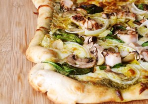 pizza-bianca-pesto-spinaci-funghi