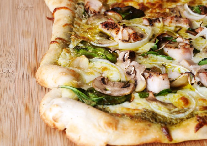 pizza-bianca-pesto-spinaci-funghi