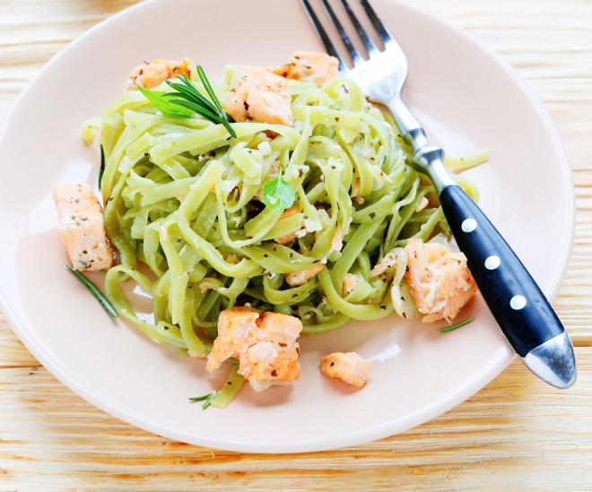 tagliatelle-al-pesto-salmone