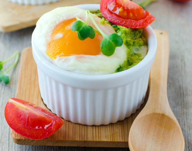 uova-in-cocotte-al-pesto-con-pomodorini.