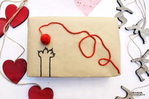 Come-realizzare-delle-confezioni-regalo-con-carta-da-pacchi-e-lana