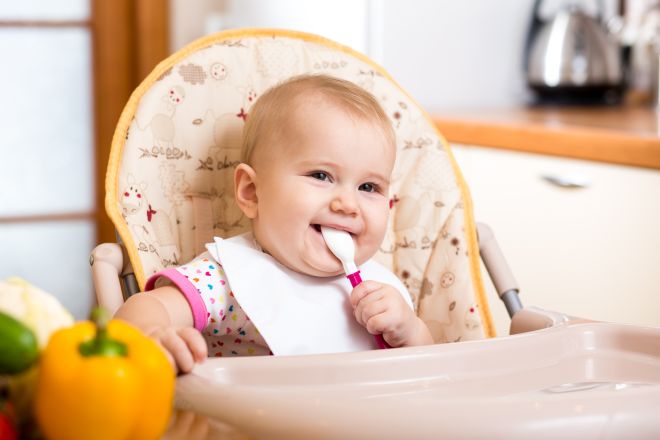 bambino-felice-nel-seggiolone