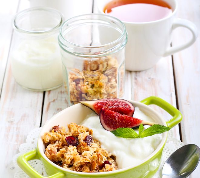  brunch-colazione-della-domenica-cereali-muesli-yogurt-latte-te