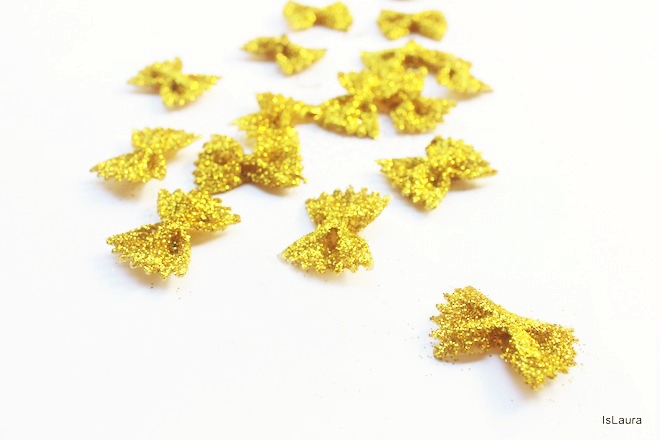 Come-fare-una-ghirlanda-con-pasta-e-glitter