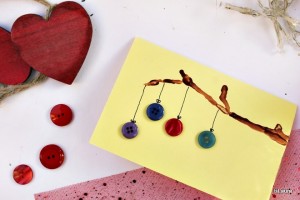 Tutorial-biglietto-di-Natale-auguri-con-rametto-di-legno-e-bottoni.