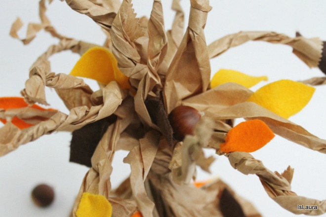 centrotavola autunnale per Thanksgiving con sacchetti del pane riciclati