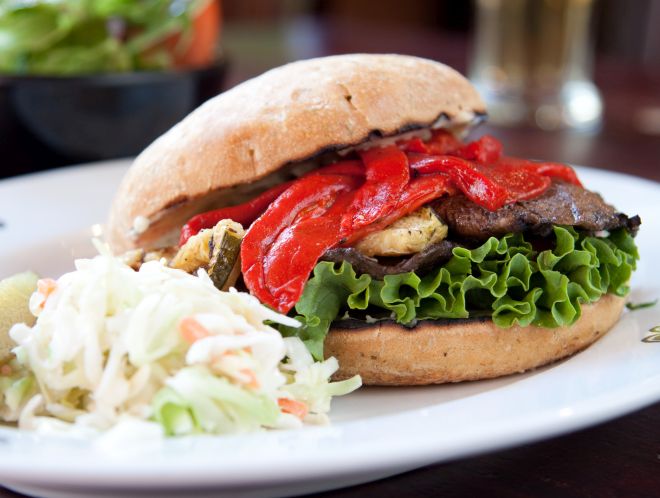 burger-vegano-funghi-portobello-peperoni-verdure