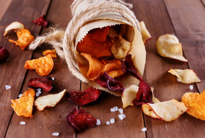 chips o patatine con barbabietola, carota, patata dolce