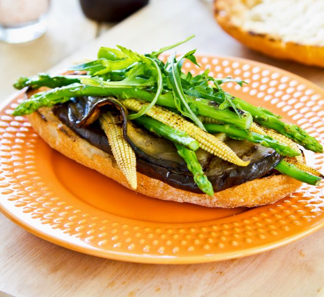 panini-vegan-melanzane-verdure-asparagi-pannocchie-rucola