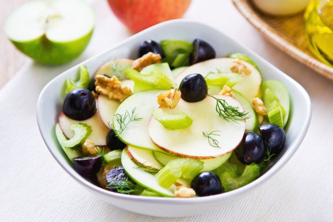 menu-di-pasqua-per-la-famiglia-insalata-primavera-fresca-waldorf-noci-sedano-mela