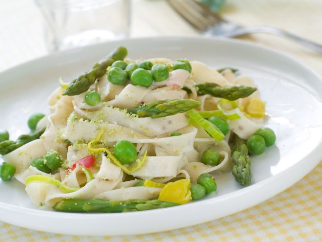 menu-di-pasqua-per-la-famiglia-tagliatelle-piselli-asparagi-primavera