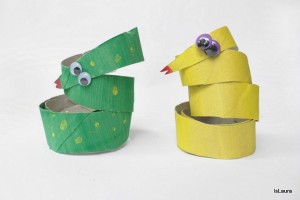 come-fare-un-serpente-da-un-tubo-della-carta-igienica