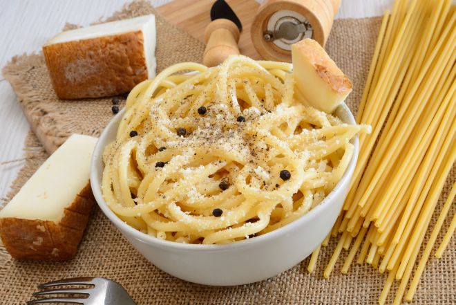 ricette-tradizionali-laziali-bucatini-cacio-e-pepe