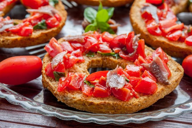 ricette-tradizionali-pugliesi-friselle-pomodori-e-acciughe