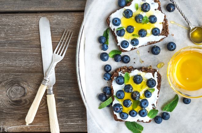 colazione-leggera-estiva-ricotta-mirtilli