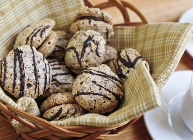 merende-per-la-scuola-biscotti-leggeri-nocciola-e-mandorla-decorati-al-cioccolato