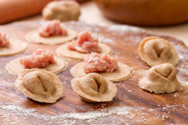 Tortellini fatti in casa con pomodoro e basilico