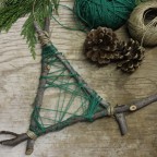 albero-di-natale-con-legnetti-e-lana-