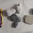 attività-con-i-sassi-e-i-pastelli-a-cera-