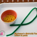 montessori-attivita-motricita-fine-infilare-la-pasta-negli-scovolini