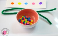 montessori-attivita-motricita-fine-infilare-perline-in-sequenza