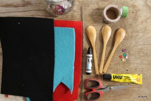 Re-Magi-con-cucchiai-di-legno-e-materiali-di-riciclo