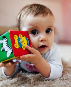 tappe-sviluppo-bambino-neonato-11-mesi