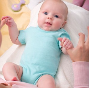 sviluppo-multisensoriale-neonato-massaggio