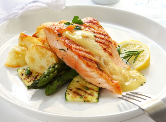 cena-raffinata-elegante-salmone-verdure